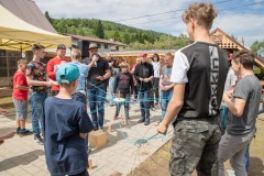10-Zdjecie-przedstawia-grupe-mlodych-ludzi-grajacych-wspolnie-w-gre