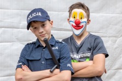 15-Zdjecie-przedstawia-dzieci-pozujace-do-zdjec-w-przebraniu-policjanta-oraz-klauna