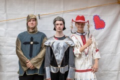16-Zdjecie-przedstawia-dzieci-pozujace-do-zdjec-w-przebraniu-rycerskim