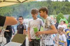 4-Zdjecie-przedstawia-grupe-mlodych-ludzi
