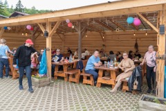 8-Zdjecie-przedstawia-bawiacych-sie-ludzi-na-pikniku-rodzinnym