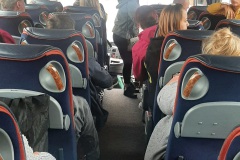 Ludzie siedzą w autobusie