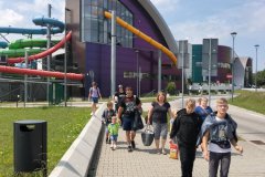 Ludzie idą po chodniku